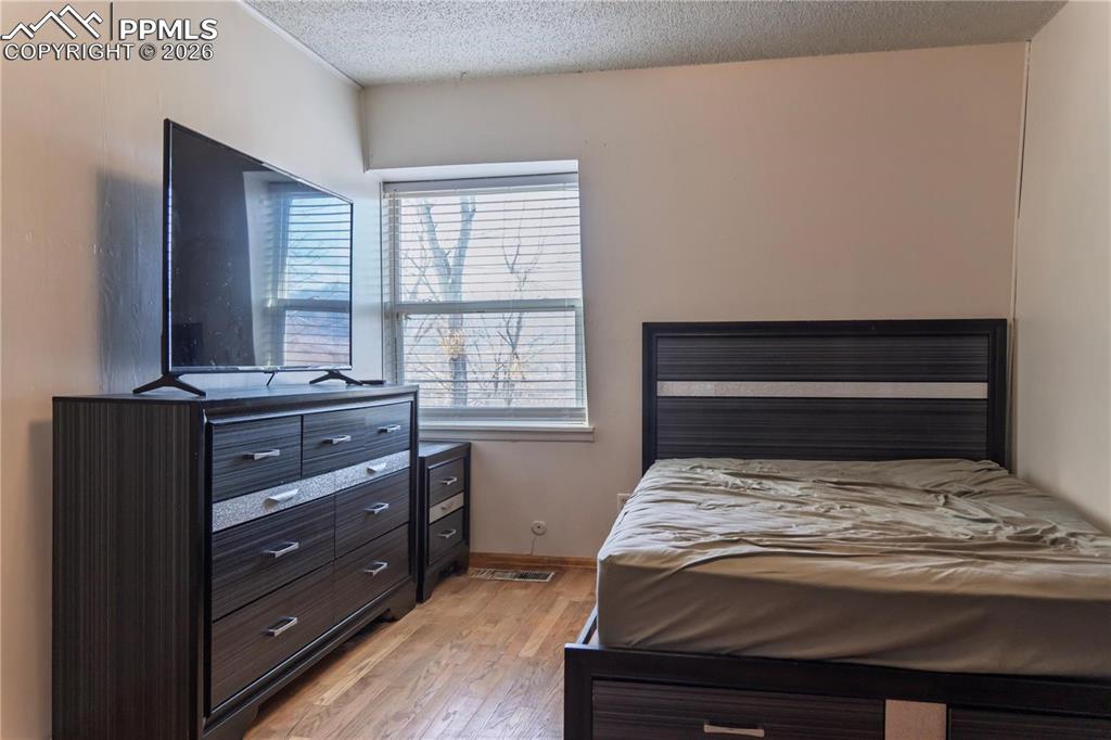 Image 19 of 23: Bedroom