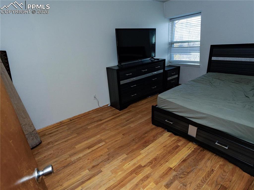 Image 20 of 23: Bedroom