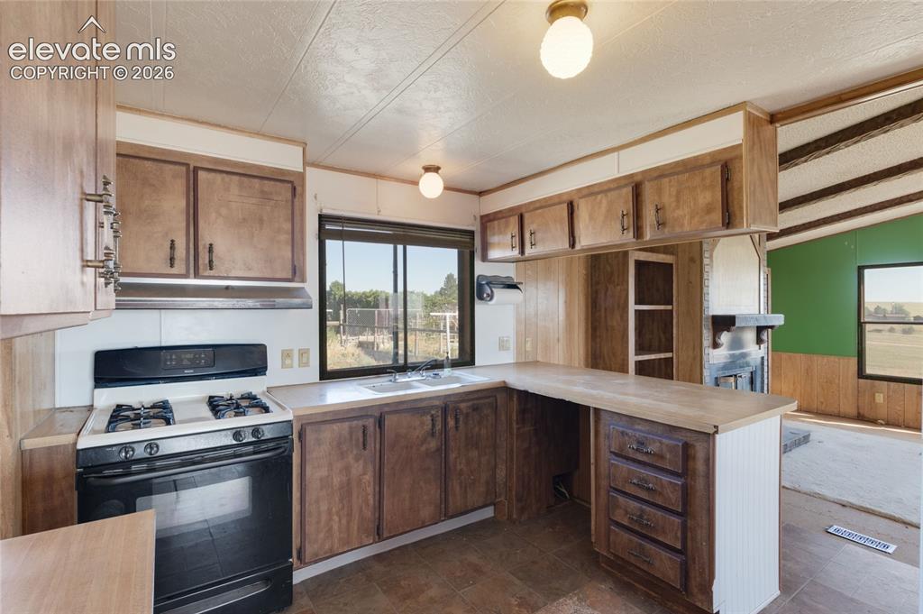 Image 11 of 35: Kitchen