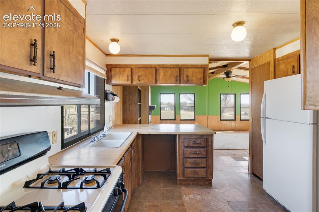 Image 12 of 35: Kitchen
