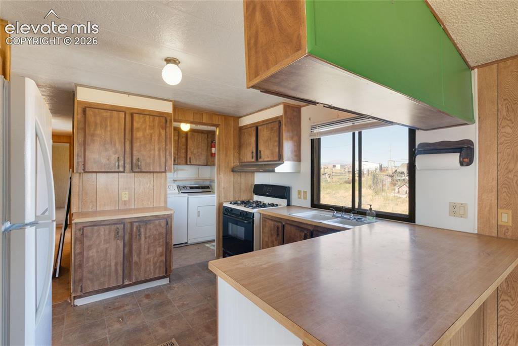 Image 14 of 35: Kitchen