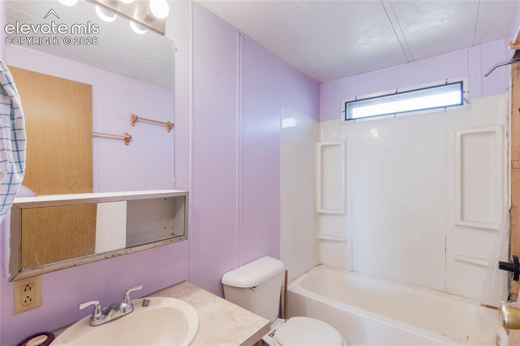 Image 16 of 35: Bathroom
