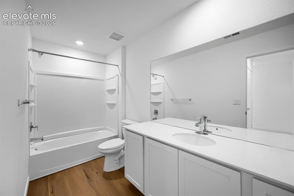 Image 11 of 12: Bathroom