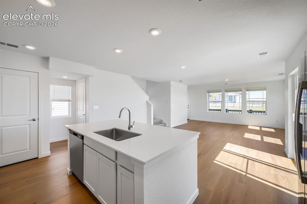 Image 5 of 12: Kitchen