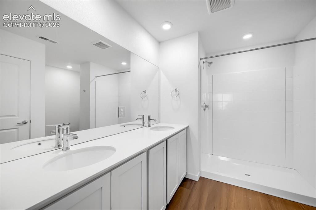 Image 8 of 12: Bathroom