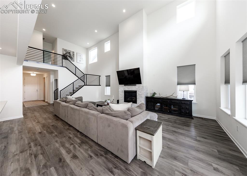 Image 10 of 50: Living Room