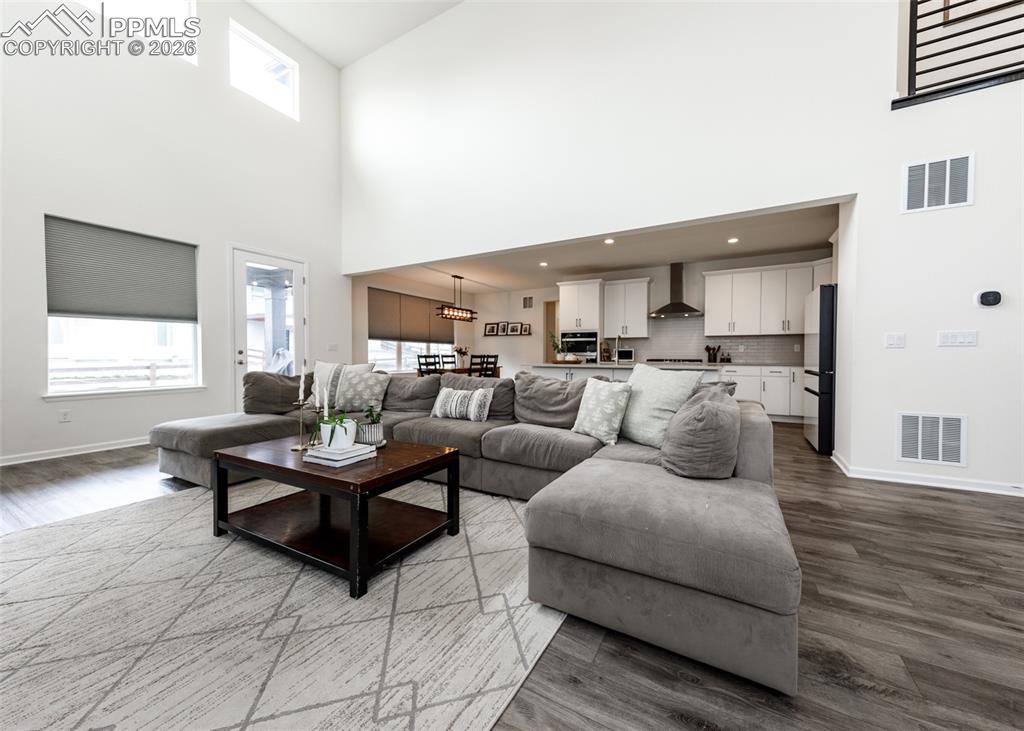 Image 13 of 50: Living Room