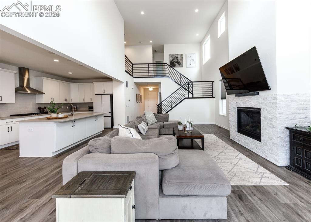 Image 14 of 50: Living Room