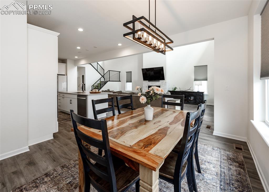 Image 23 of 50: Dining Area