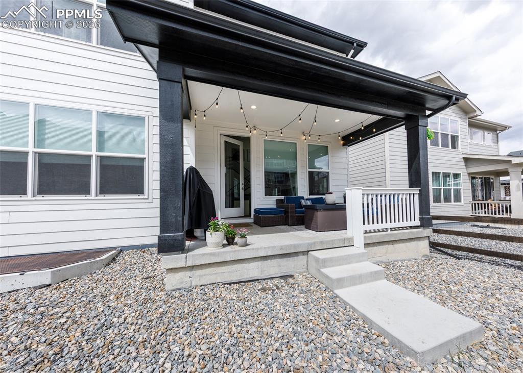 Image 27 of 50: Entry