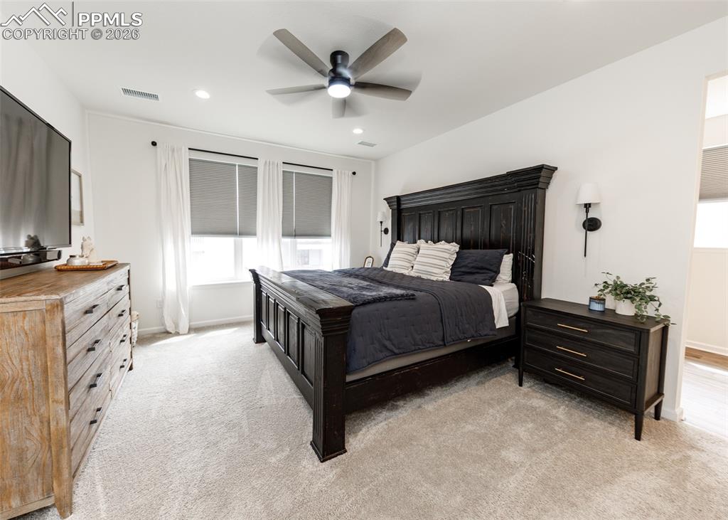 Image 33 of 50: Bedroom