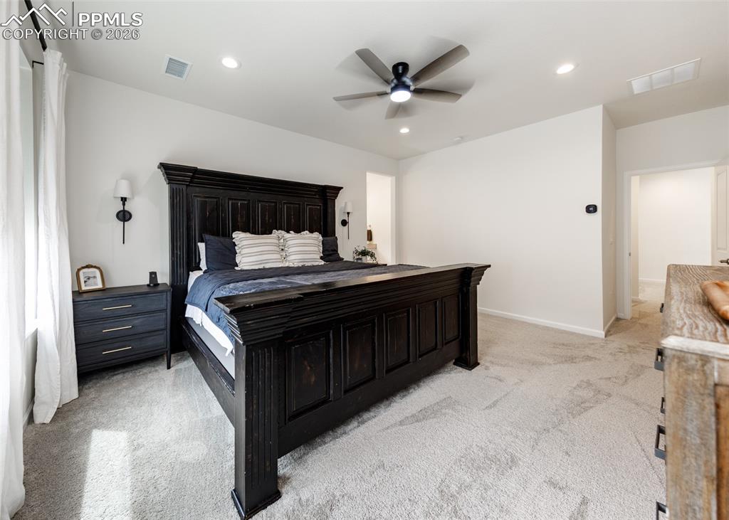 Image 34 of 50: Bedroom