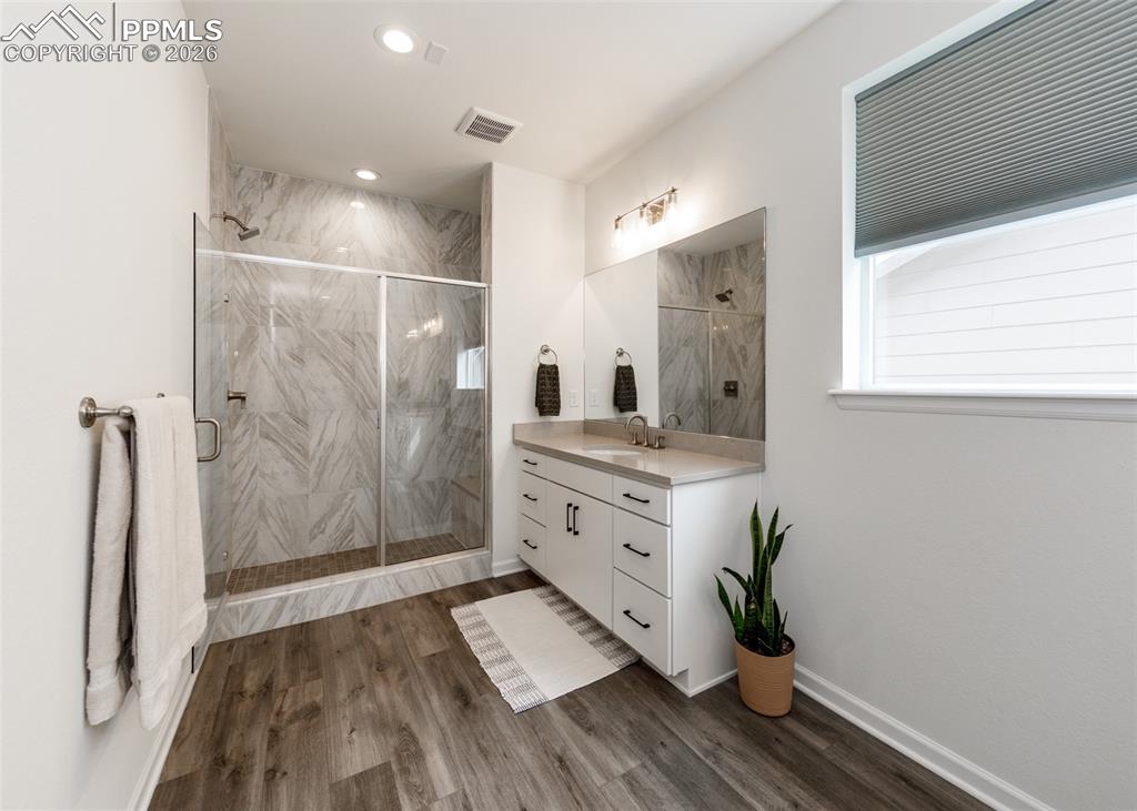 Image 35 of 50: Bathroom