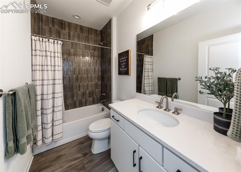 Image 47 of 50: Bathroom