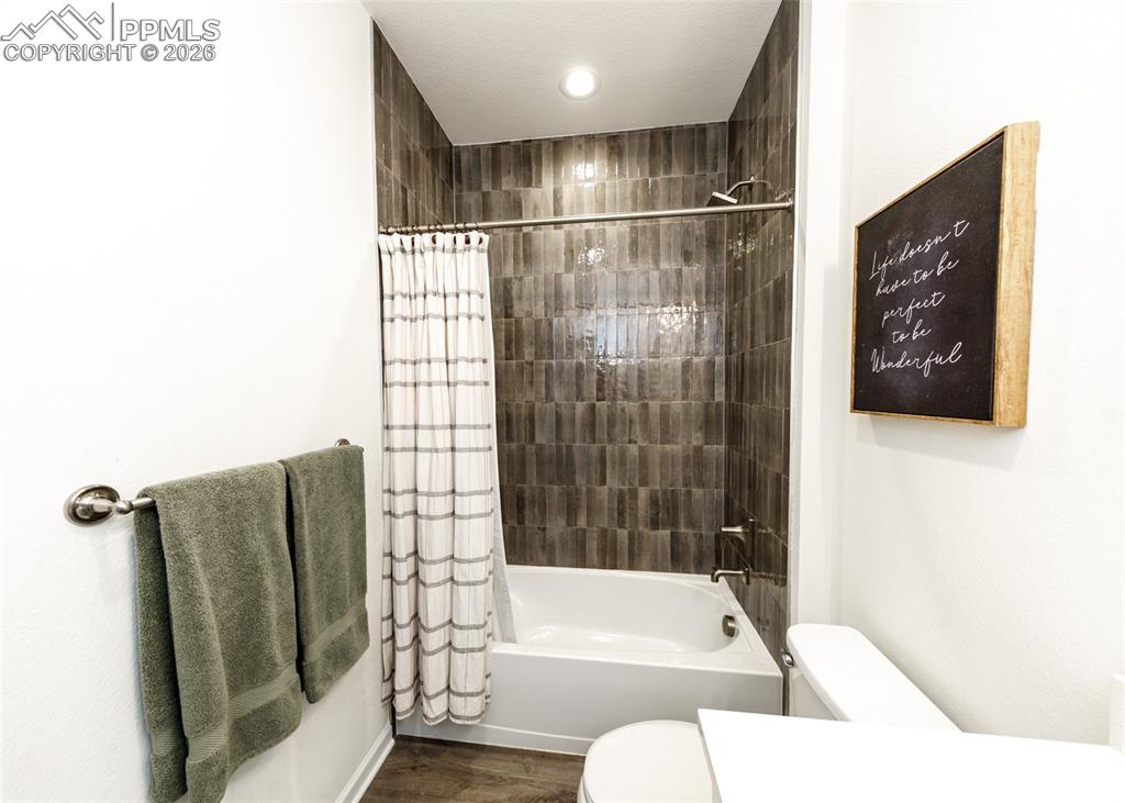 Image 48 of 50: Bathroom