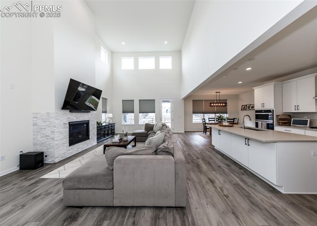 Image 9 of 50: Living Room