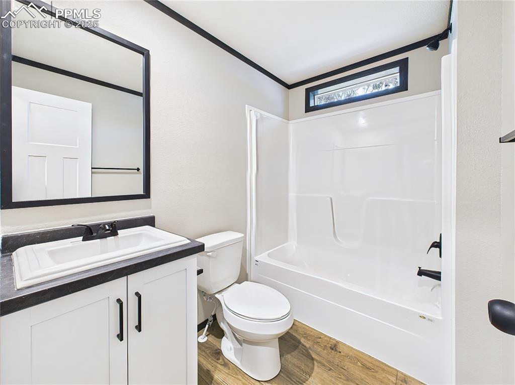 Image 33 of 39: Full Bathroom – Includes a tub/shower combo, large vanity with black hardwa