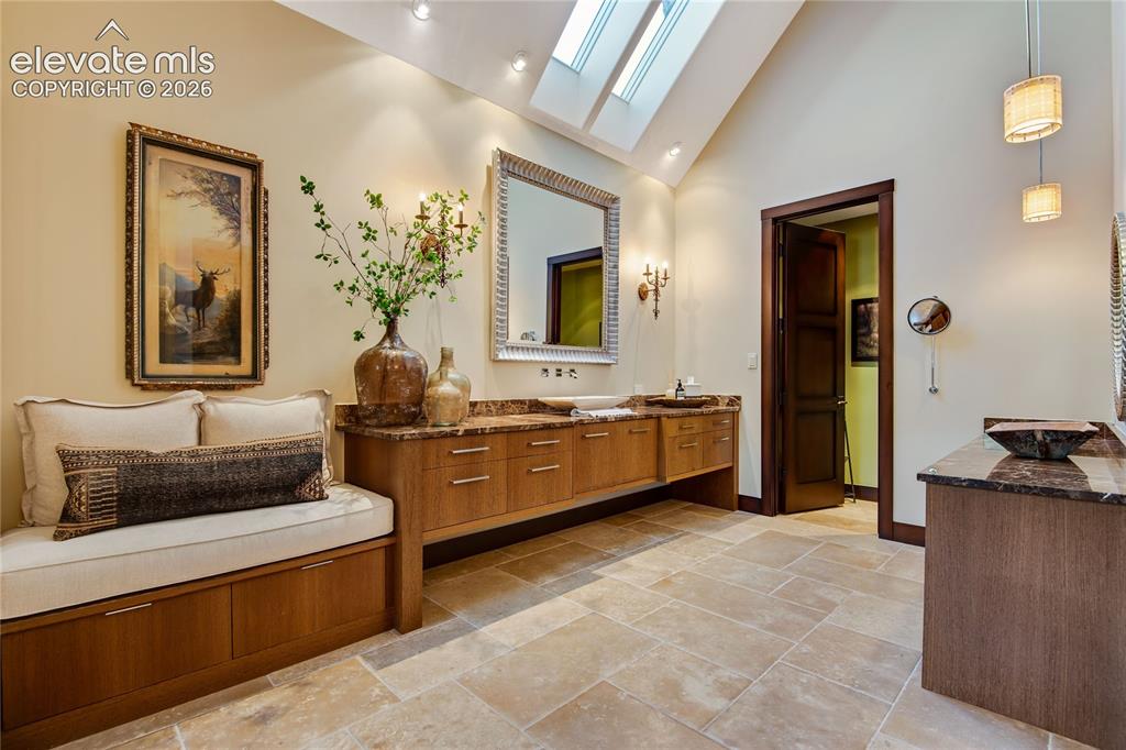 Image 18 of 39: Bathroom