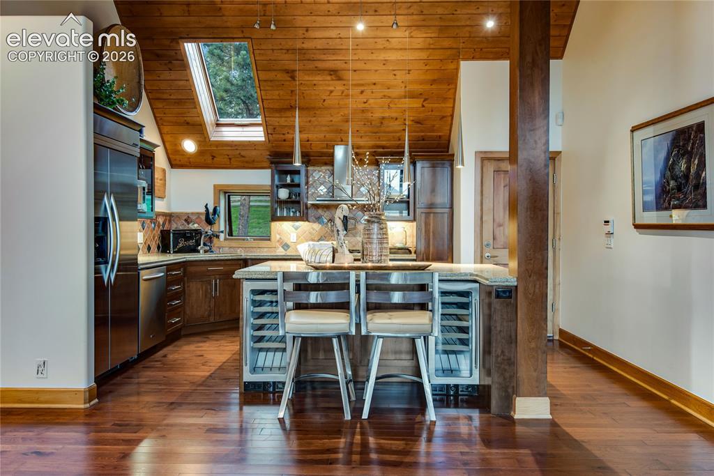 Image 33 of 39: Kitchen