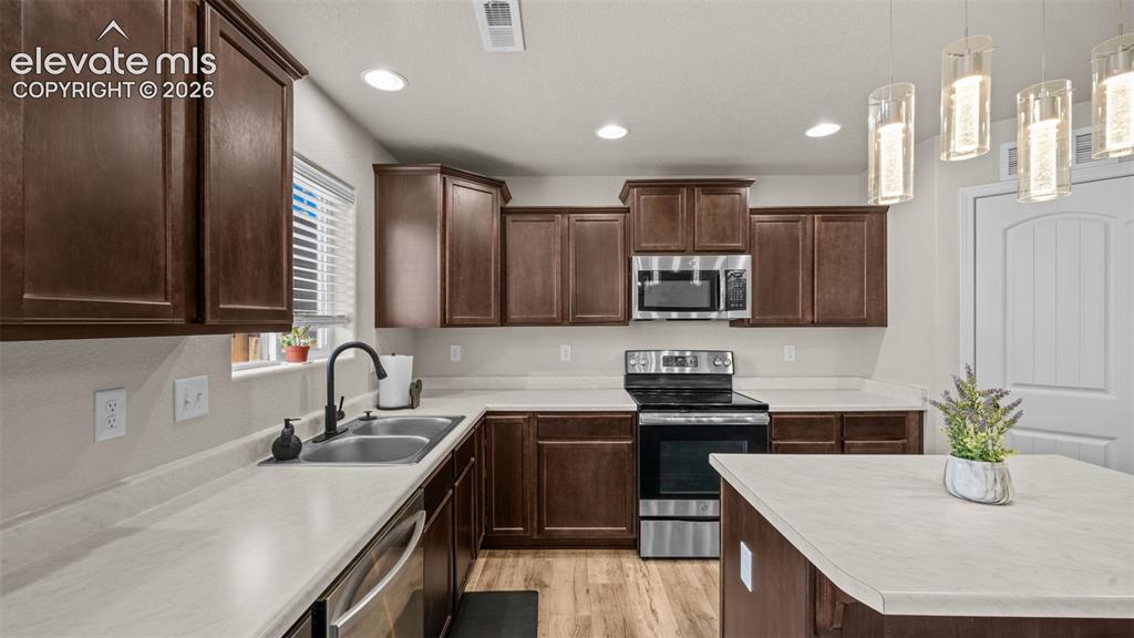 Image 14 of 36: Kitchen