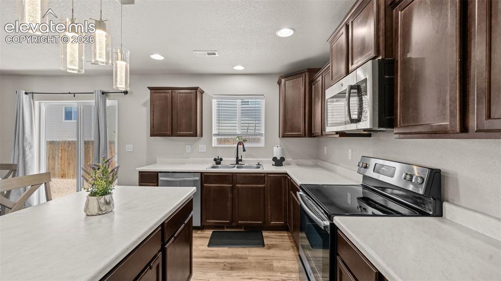Image 15 of 36: Kitchen