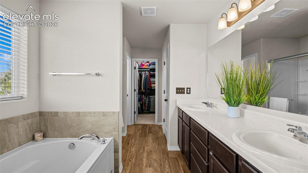 Image 19 of 36: Bathroom