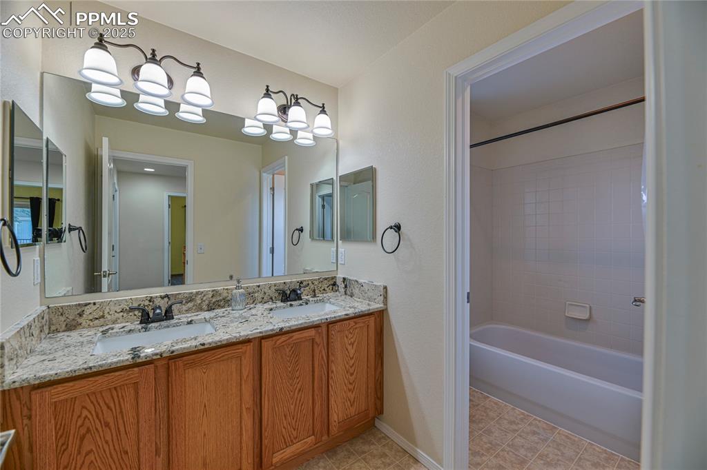 Image 25 of 33: Bathroom