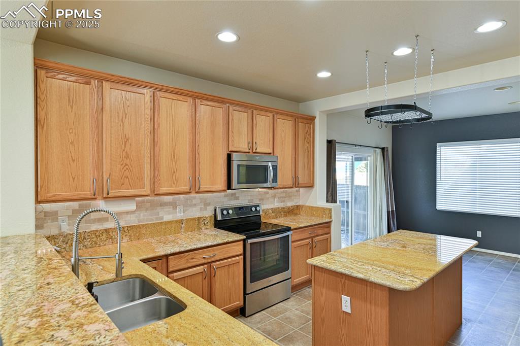 Image 3 of 33: Kitchen