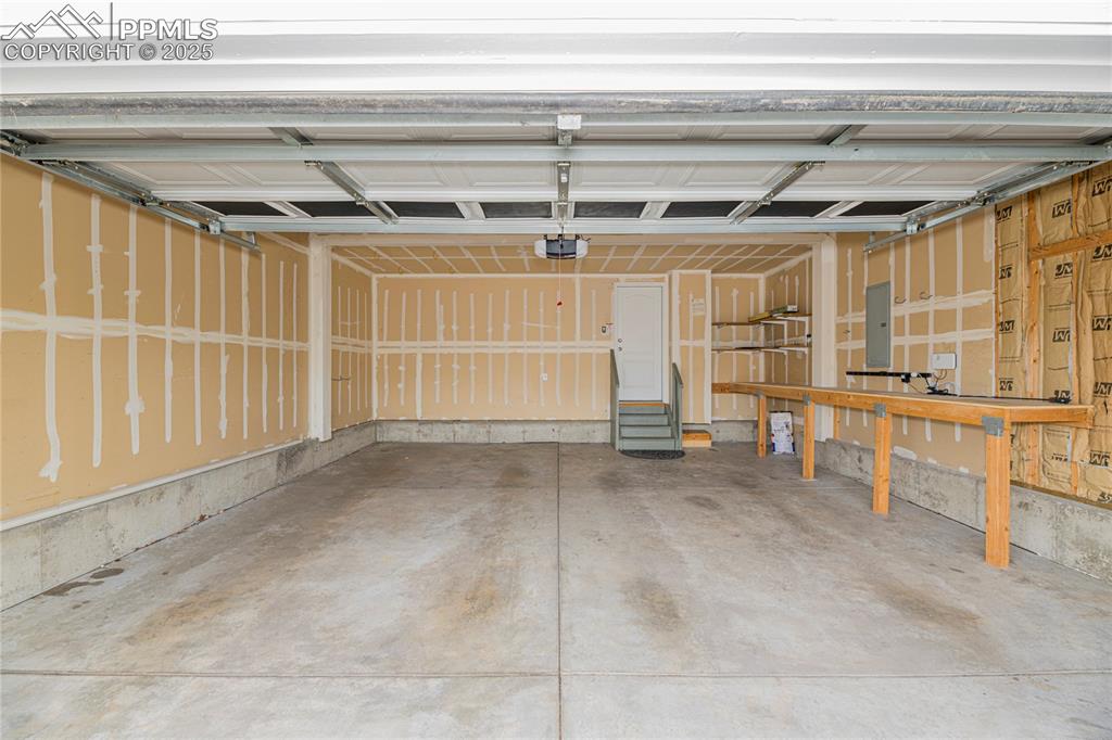 Image 30 of 33: Garage