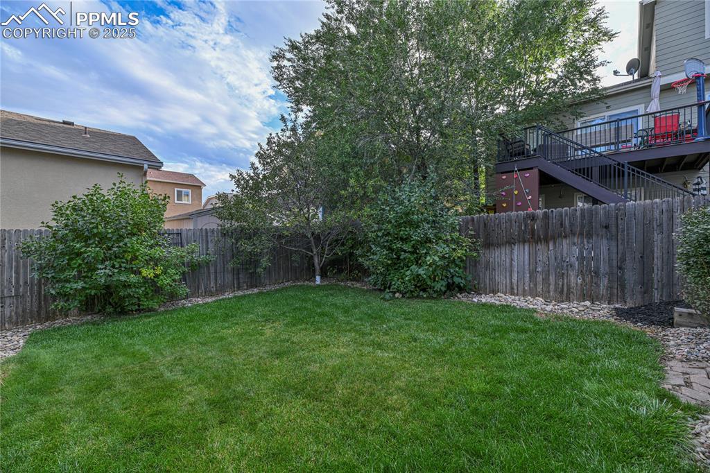 Image 32 of 33: Yard