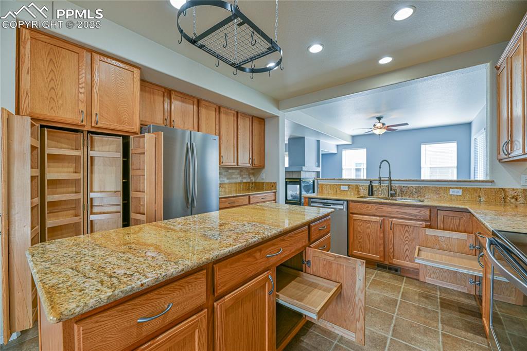 Image 5 of 33: Kitchen