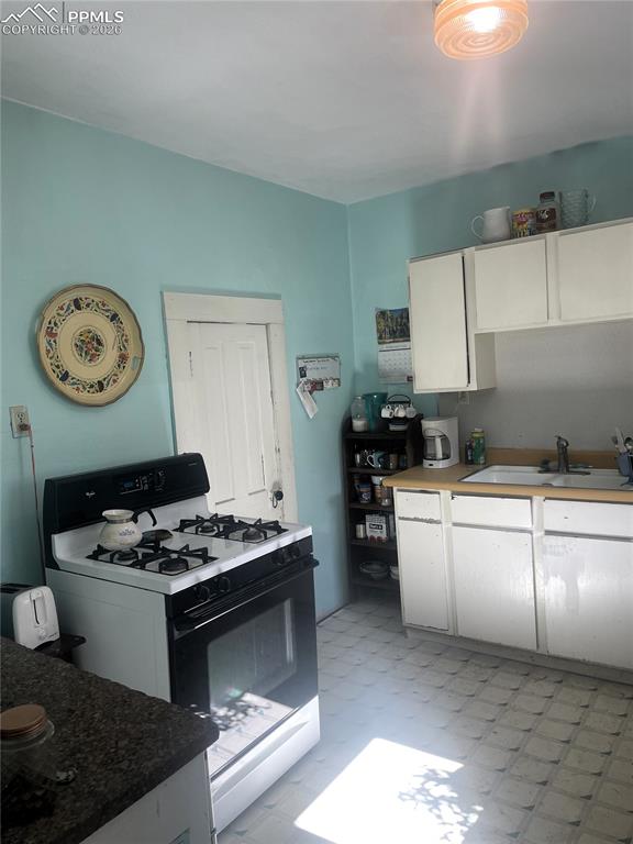 Image 14 of 31: Kitchen