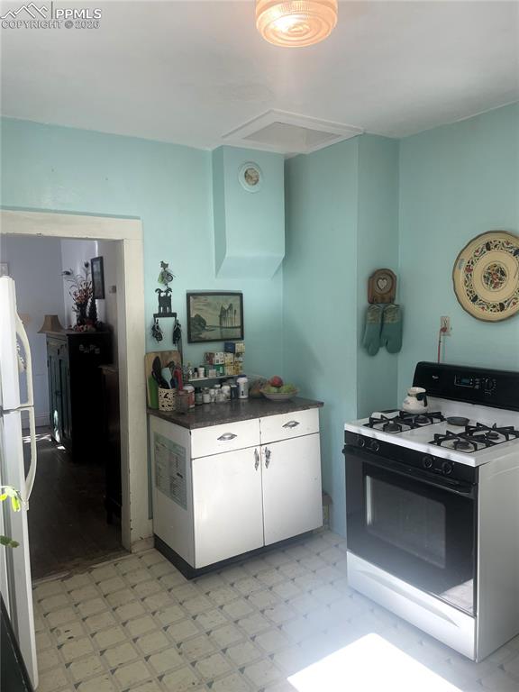 Image 17 of 31: Kitchen