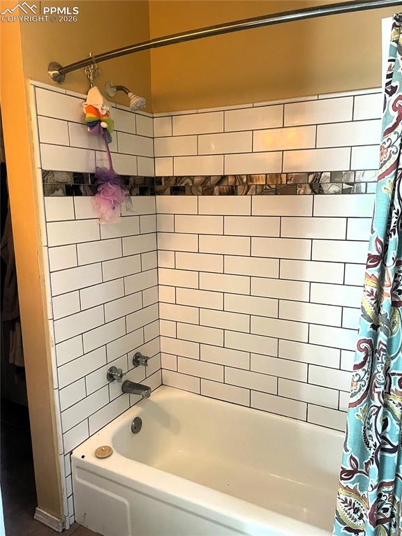 Image 18 of 31: Bathroom