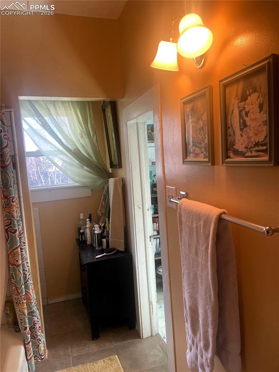 Image 21 of 31: Bathroom