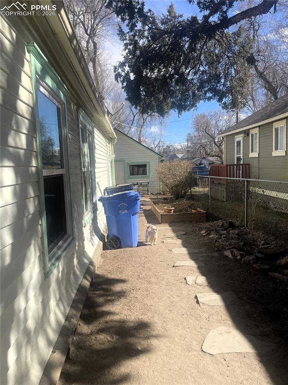 Image 26 of 31: Yard