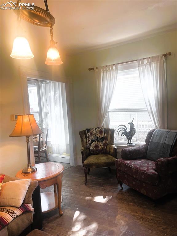 Image 7 of 31: Living Room