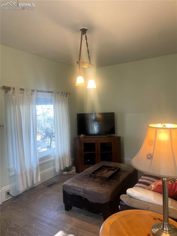 Image 9 of 31: Living Room