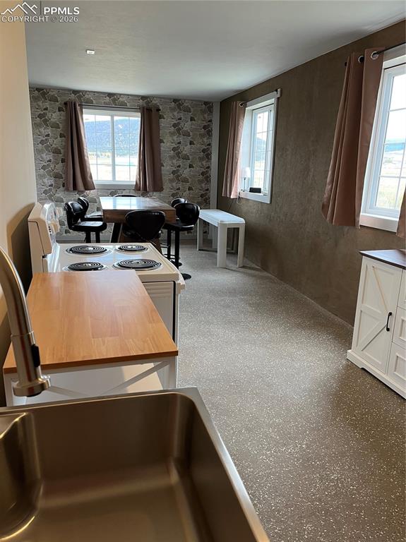 Image 29 of 38: Office