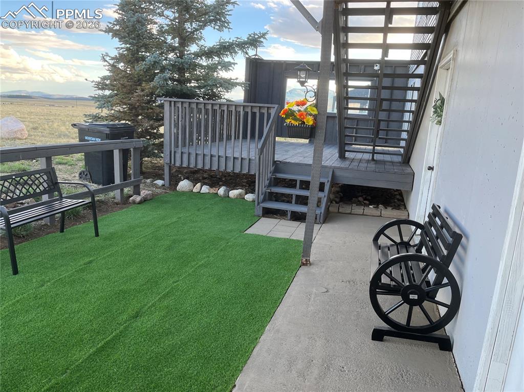 Image 35 of 38: Yard