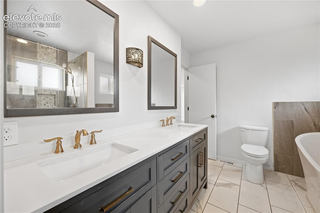 Image 10 of 18: Bathroom