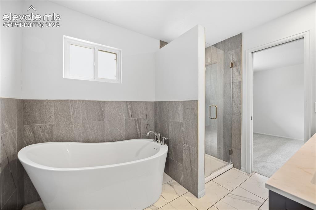 Image 11 of 18: Bathroom