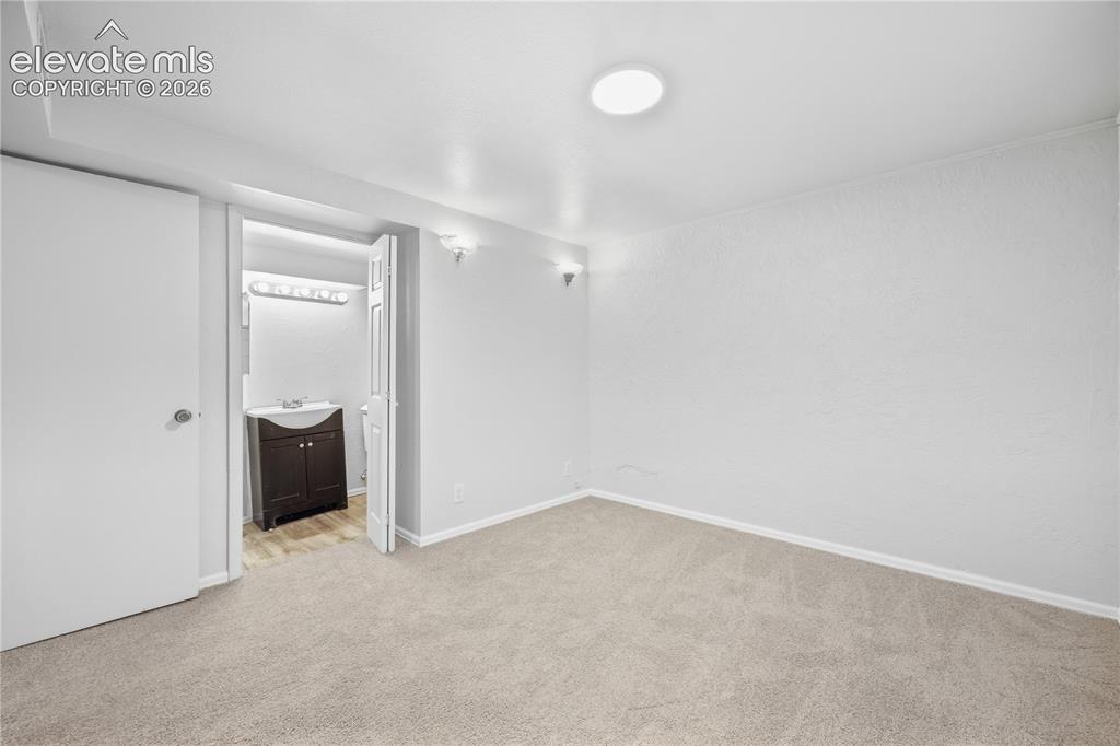 Image 14 of 18: Bedroom