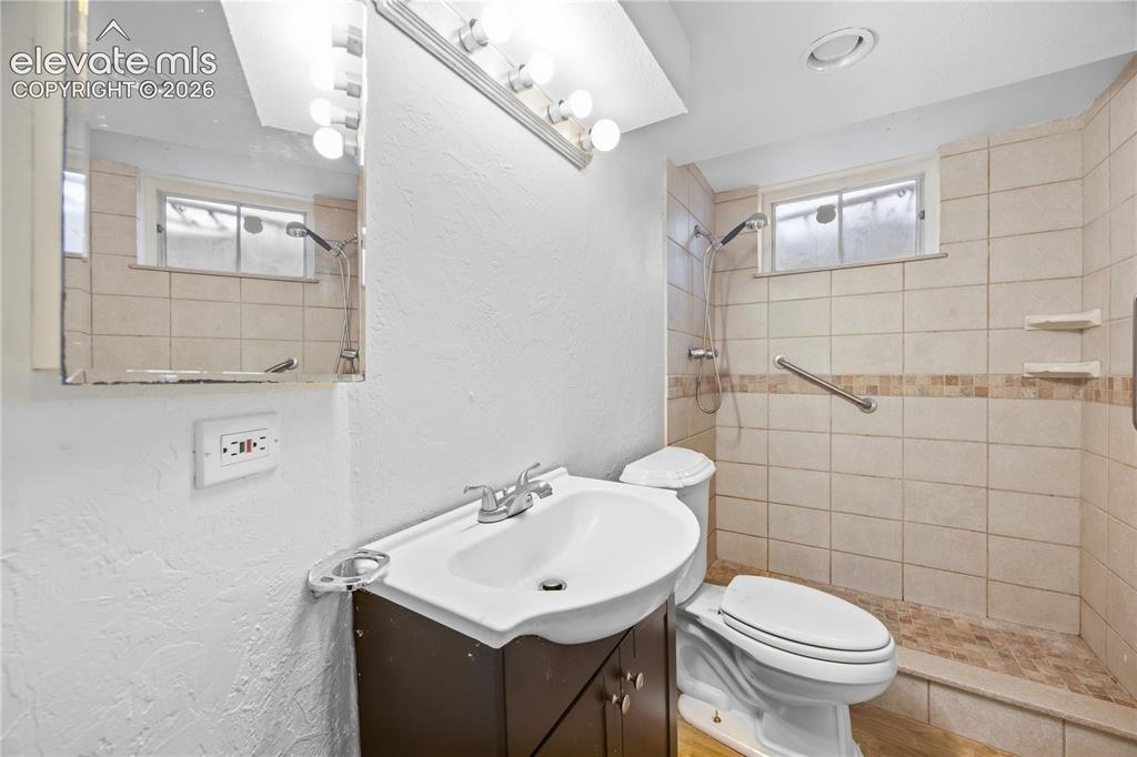 Image 15 of 18: Bathroom