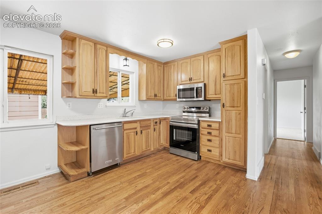 Image 6 of 18: Kitchen