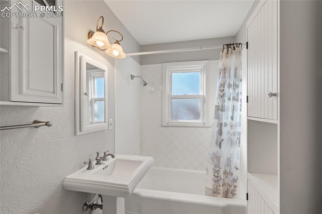 Image 14 of 26: Full Bath