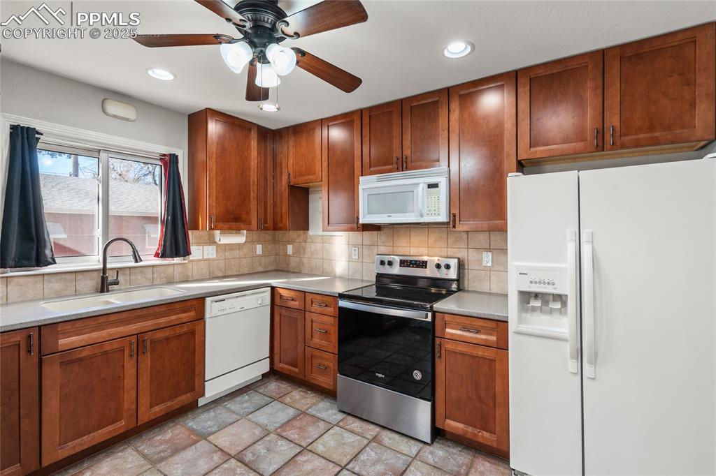 Image 6 of 26: Tons of storage space!