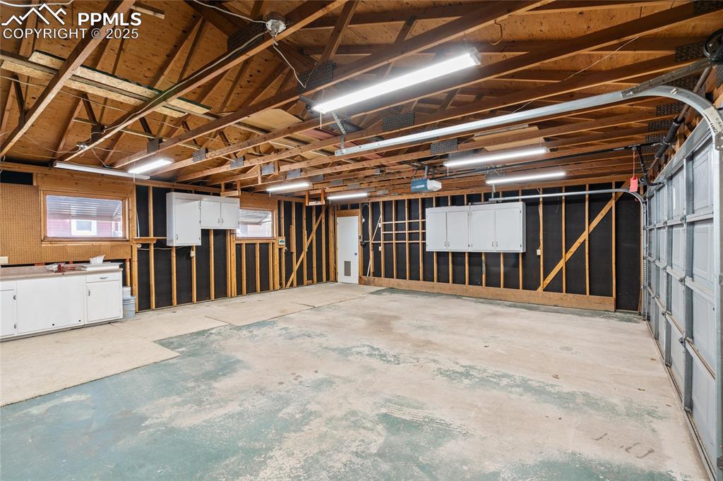 Image 9 of 26: 3 Car Garage!