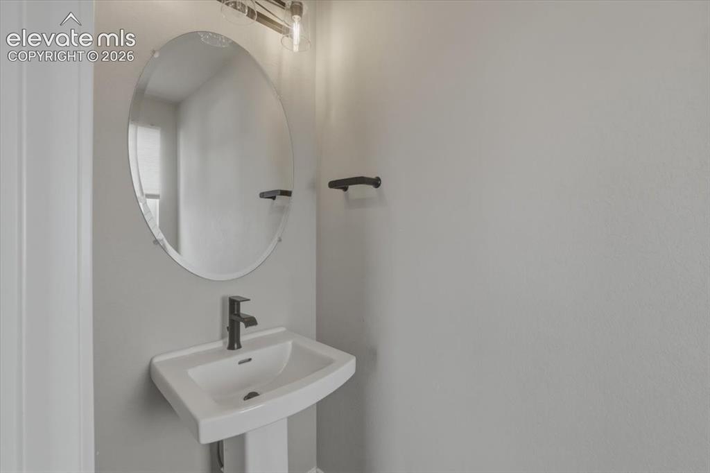Image 5 of 44: Bathroom