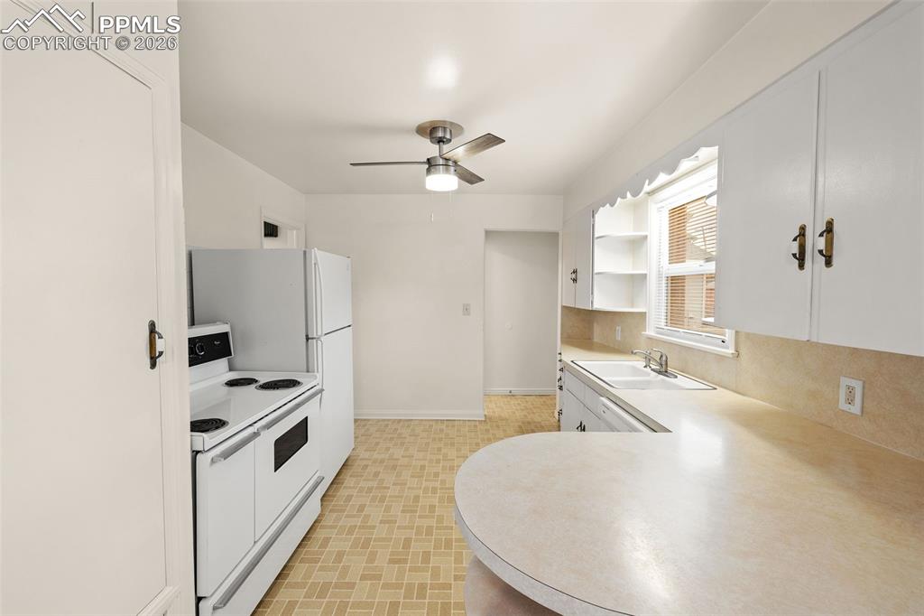 Image 10 of 47: Kitchen